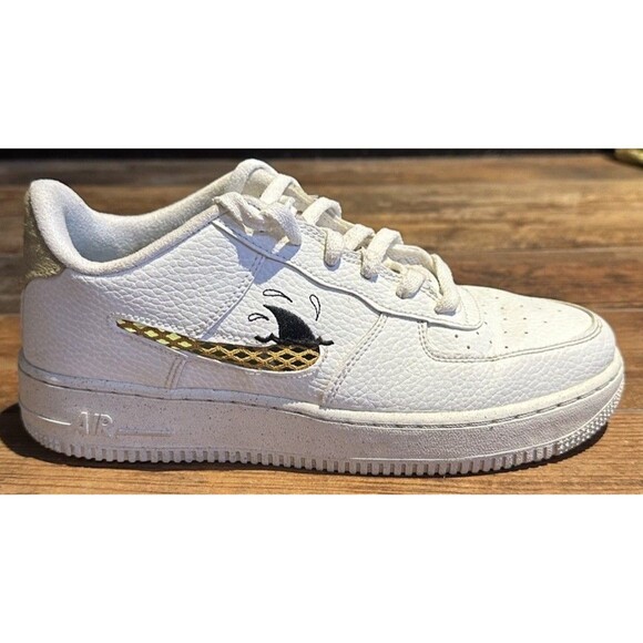 Nike Sun Club Air Force 1 Shoes Size 6.5Y White Shark Swoosh DQ7690-100 - Picture 1 of 9